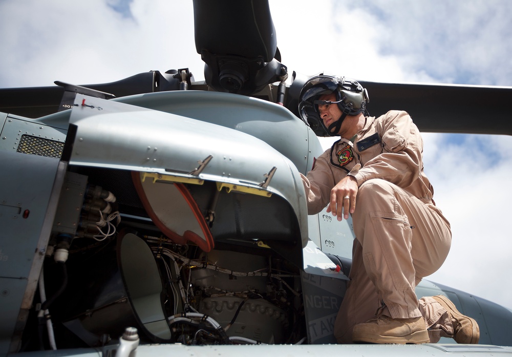 Birds of paradise: Marine attack, transport helicopters take flight over Hawaiian Islands