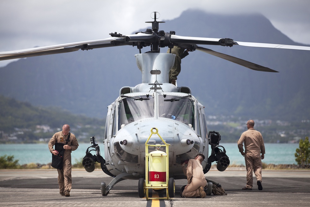 Birds of paradise: Marine attack, transport helicopters take flight over Hawaiian Islands