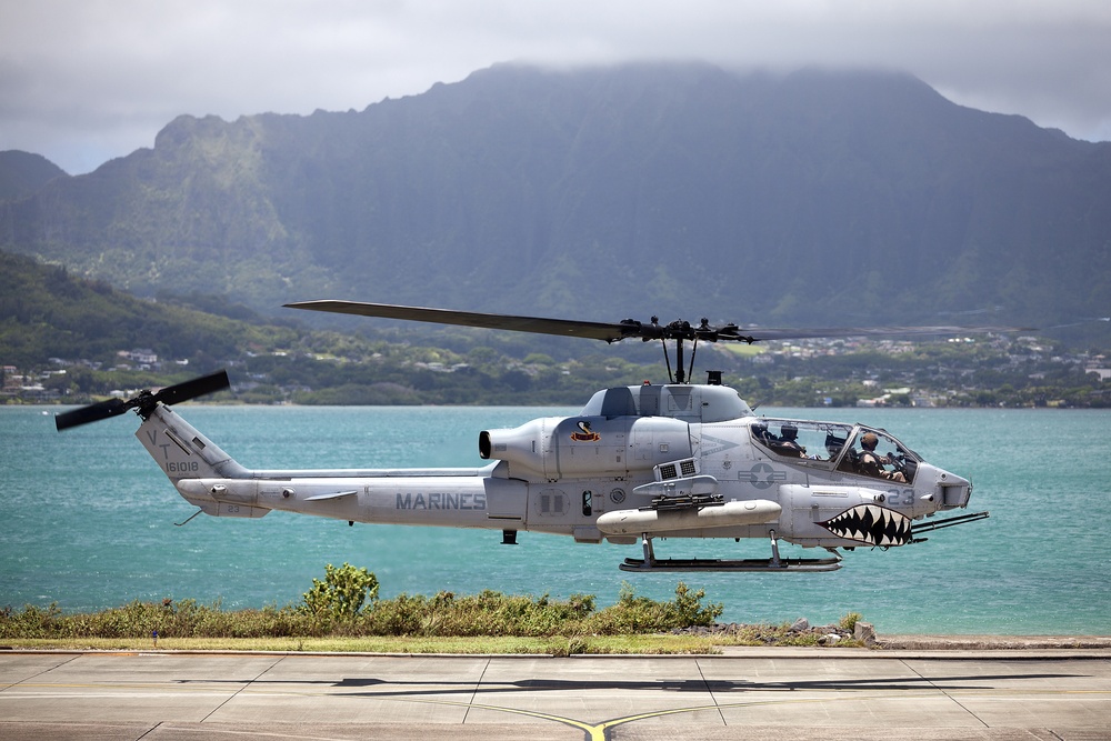 Birds of paradise: Marine attack, transport helicopters take flight over Hawaiian Islands