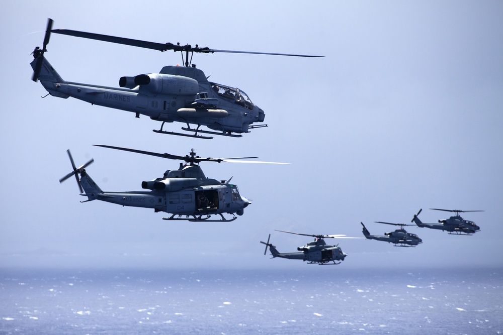 Birds of paradise: Marine attack, transport helicopters take flight over Hawaiian Islands