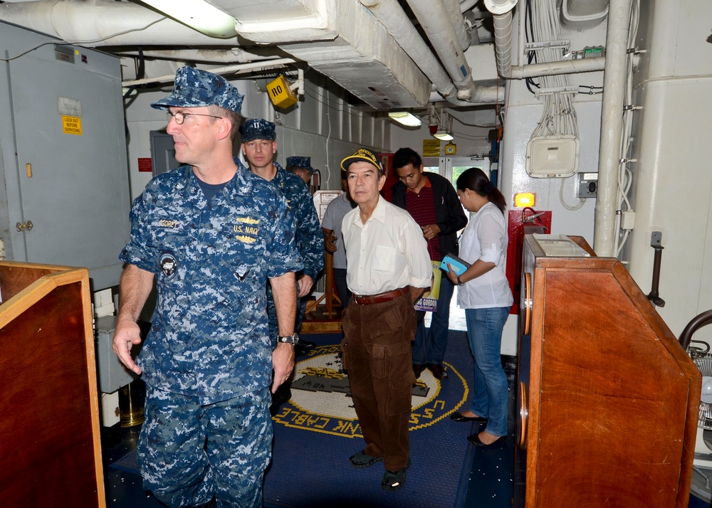 Olongapo City mayor tours USS Frank Cable