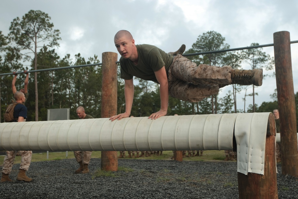 Recruits maneuver through obstacle course