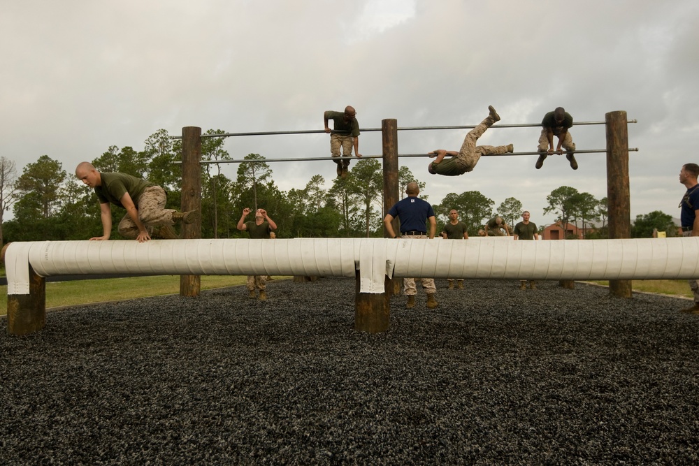 Recruits maneuver through obstacle course