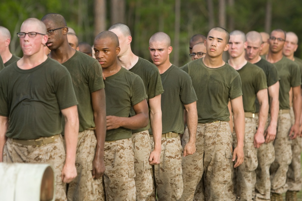 Recruits maneuver through obstacle course