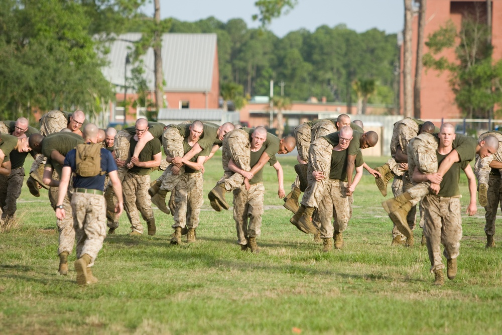 Recruits maneuver through obstaccle course