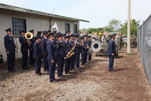 US soldier sits in with Salvadoran band