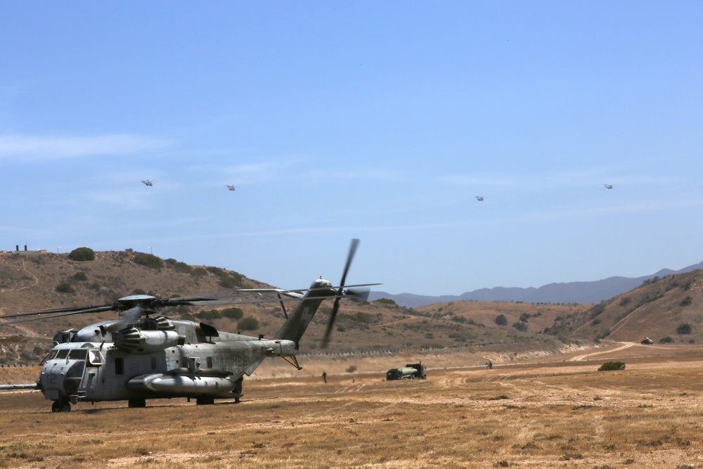 3rd MAW conducts air lift of battalion