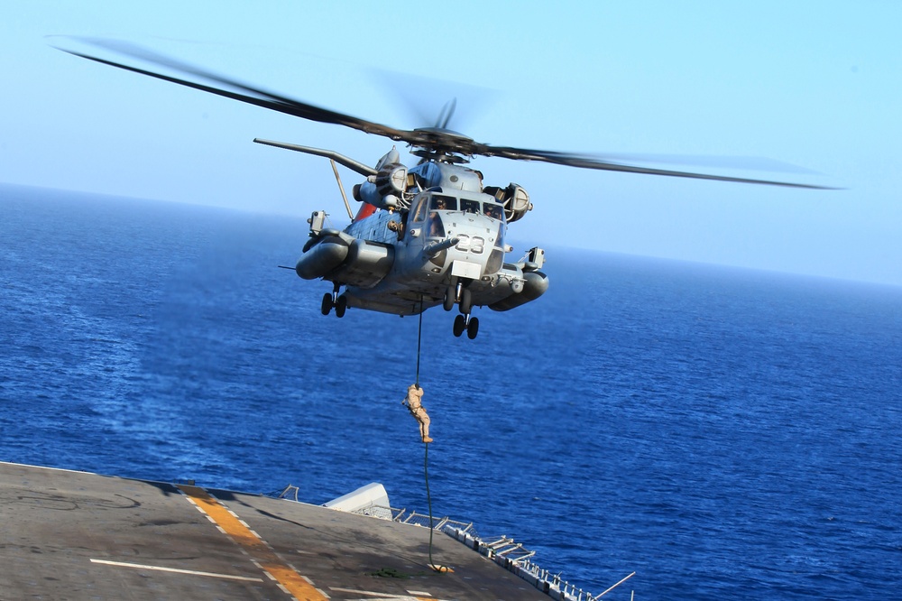 13th MEU BLT 1/4 fast-ropes during PMINT