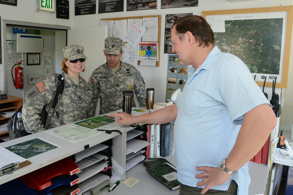 Panzer Range employee briefing soldiers