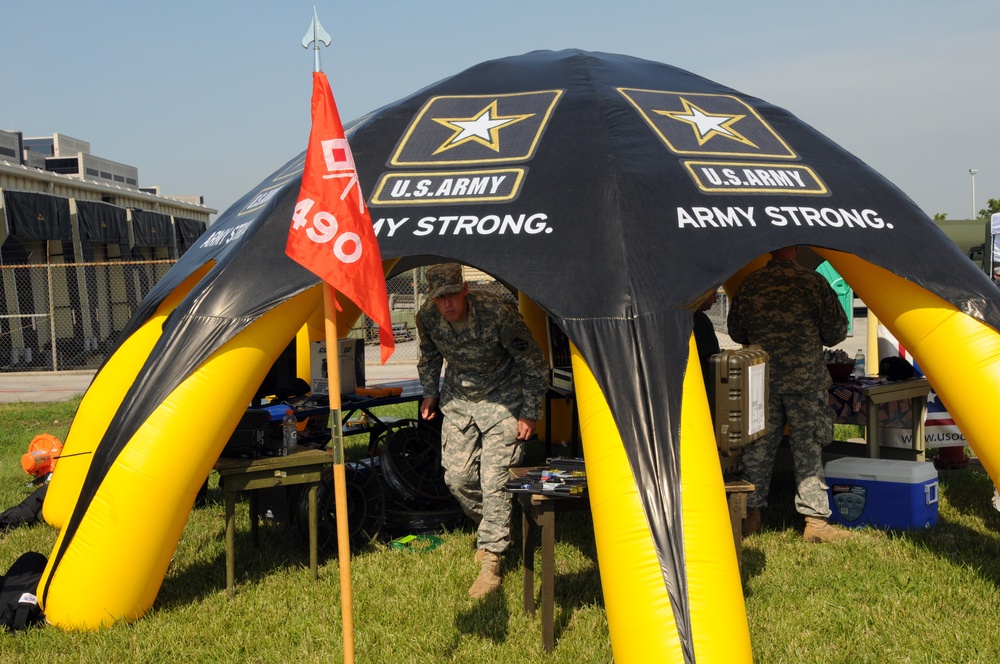 Columbus, Ohio, unit represents signal skills at Army Reserve Event