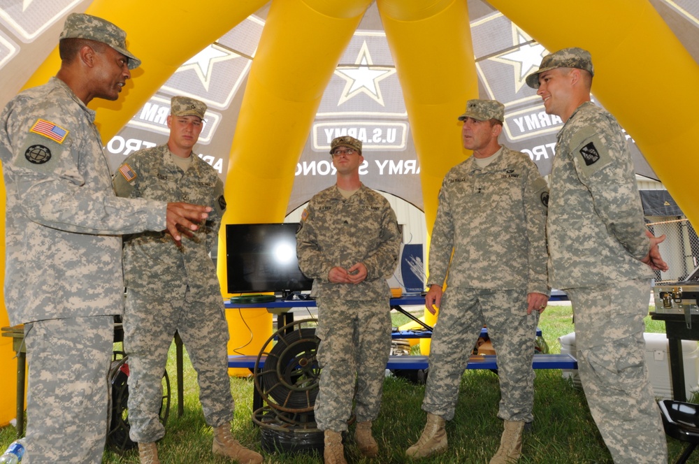 Signal Company commanders explain mission to Army Reserve general