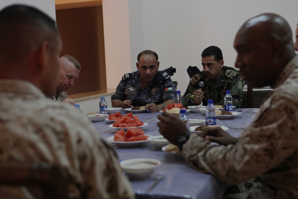 Bilateral bonding: U.S., Jordanian forces enjoy dinner, tour together