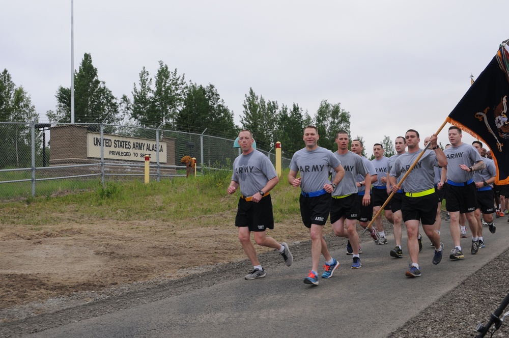 Lt. Col. Magsig leads paratroopers during Army birthday run