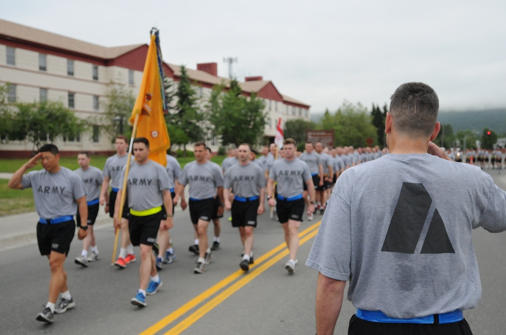 4-25 IBCT (A) Commander returns salute after Army birthday run