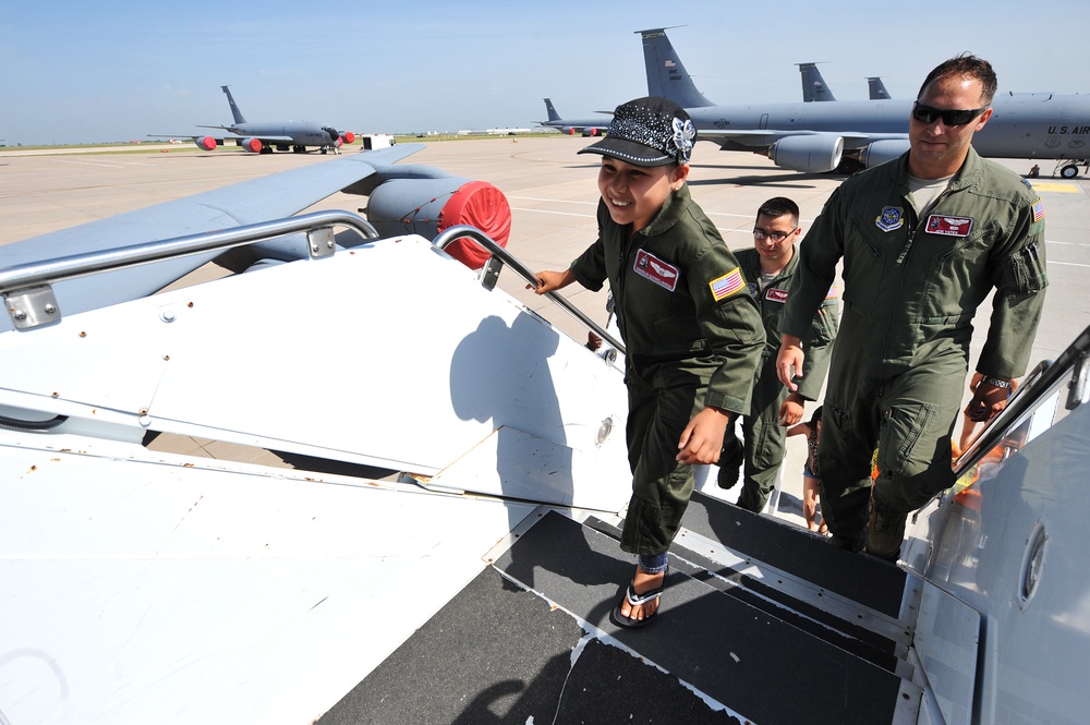 384th ARS continues Pilot for a Day, enriches young lives