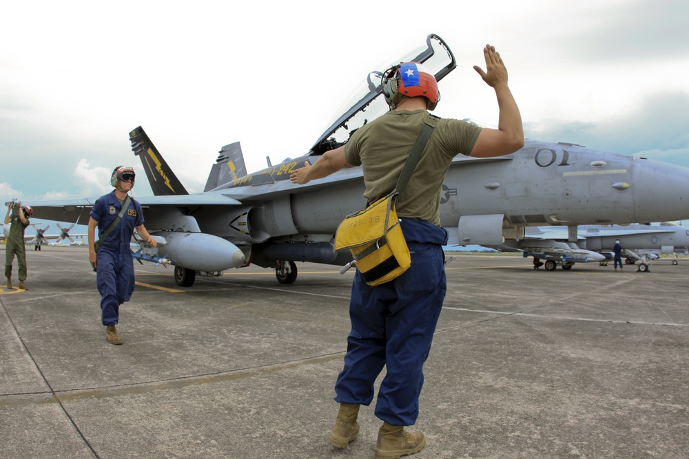 Ordnance Marines help jets hit targets during Exercise Haribon Tempest 2013