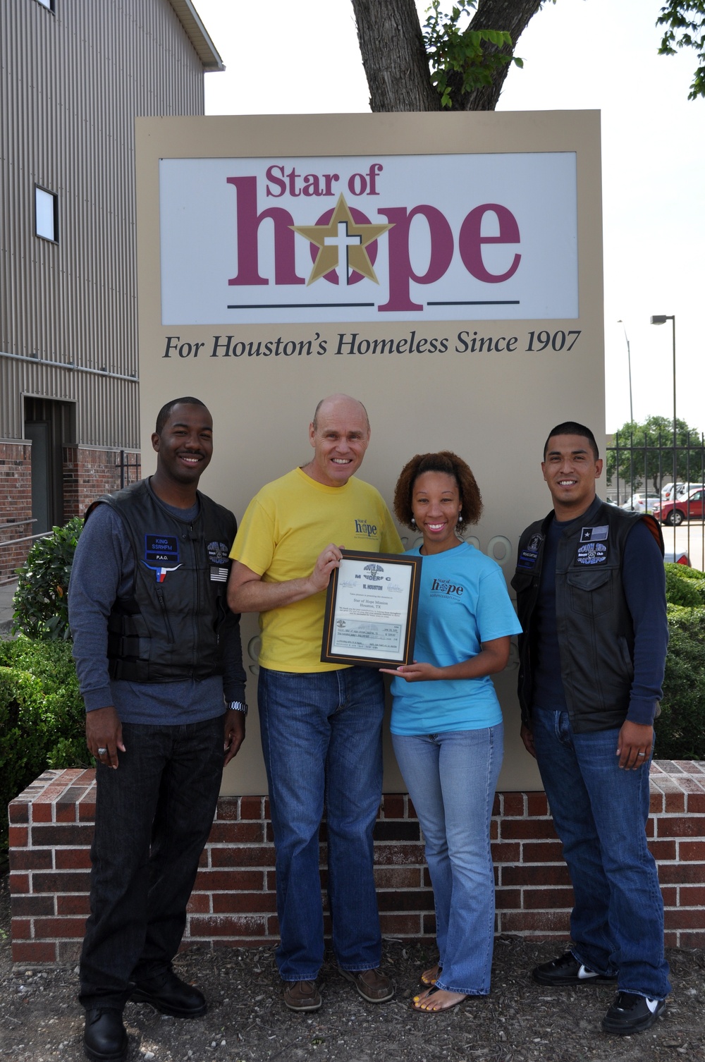 Sailors give back to help the homeless