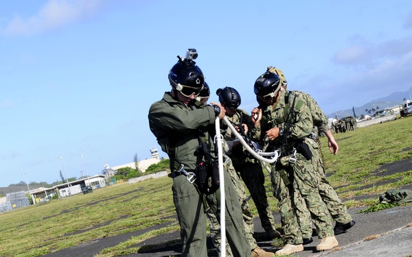 25th CAB trains with Navy divers