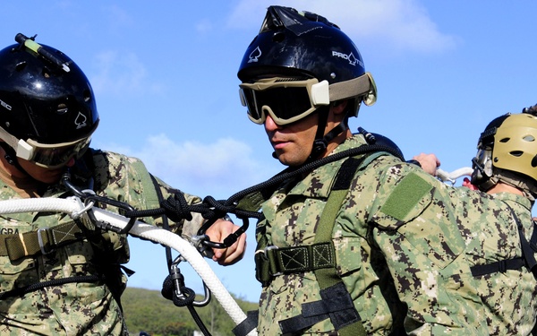 25th CAB trains with Navy divers