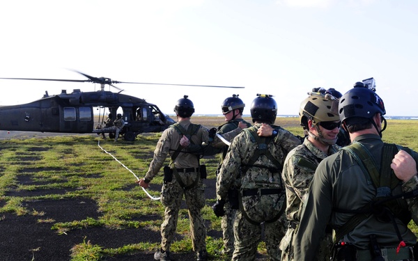 25th CAB trains with Navy divers