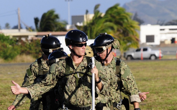 25th CAB trains with Navy divers