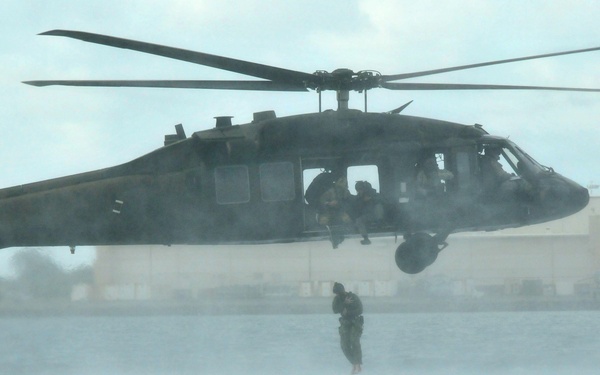 25th CAB trains with Navy divers