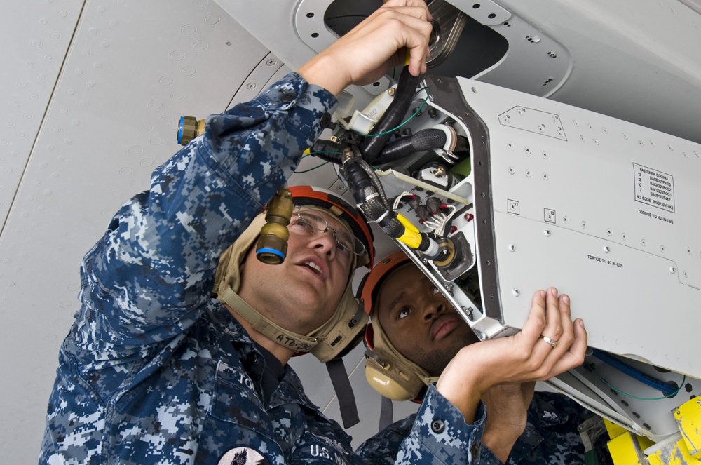 Connecting a wing pylon