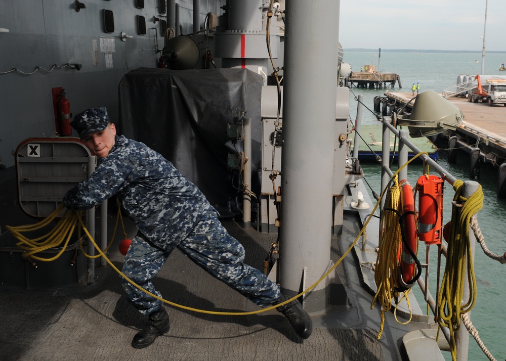 USS Blue Ridge pulls into Darwin