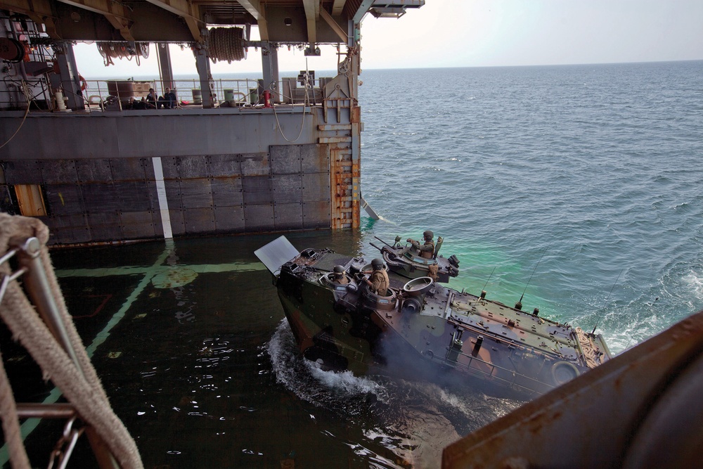 Marines execute amphibious assault with Malaysian Armed Forces