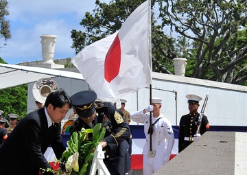 Japanese minister of defense honors American veterans at National Cemetery of the Pacific