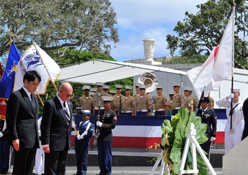 Japanese minister of defense honors American veterans at National Cemetery of the Pacific