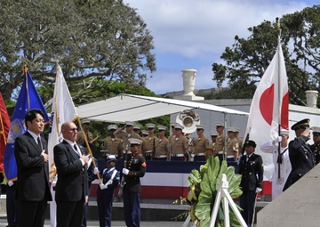 Japanese minister of defense honors American veterans at National Cemetery of the Pacific