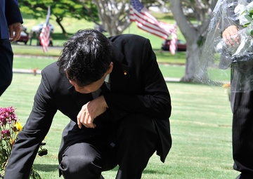 Japanese minister of defense honors American veterans at National Cemetery of the Pacific