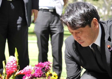 Japanese minister of defense honors American veterans at National Cemetery of the Pacific
