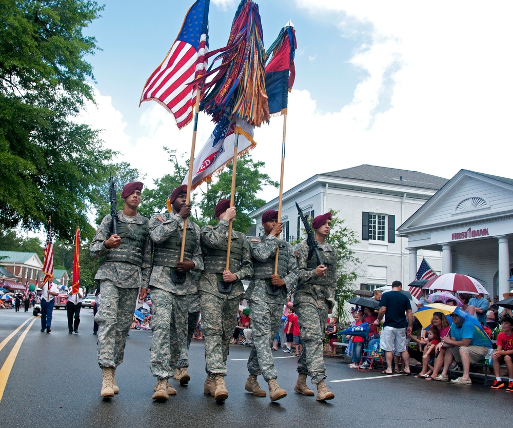 Paratroopers lead off Fourth of July parade