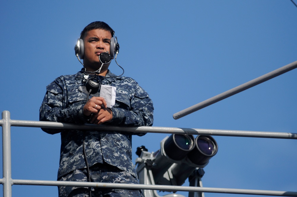 USS Blue Ridge departs Darwin