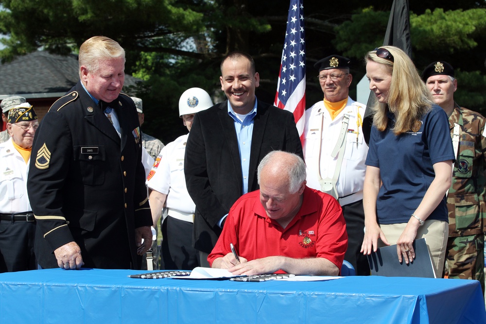 Ill. governor signs bills to help veterans find work in Illinois