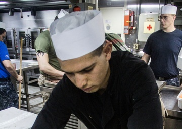 From sea to shore: food service Marines satisfy hunger of force