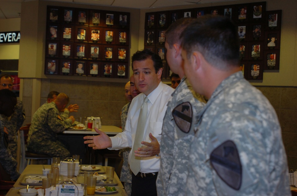 Soldiers talk economics, current events with Texas senator