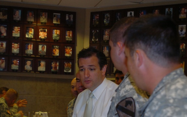 Soldiers talk economics, current events with Texas senator