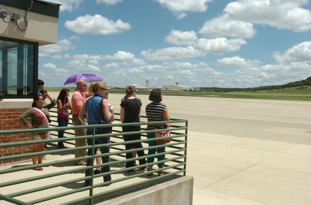 Long Knife families go behind the scenes at Army airfield