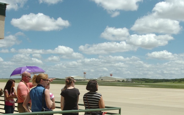 Long Knife families go behind the scenes at Army airfield