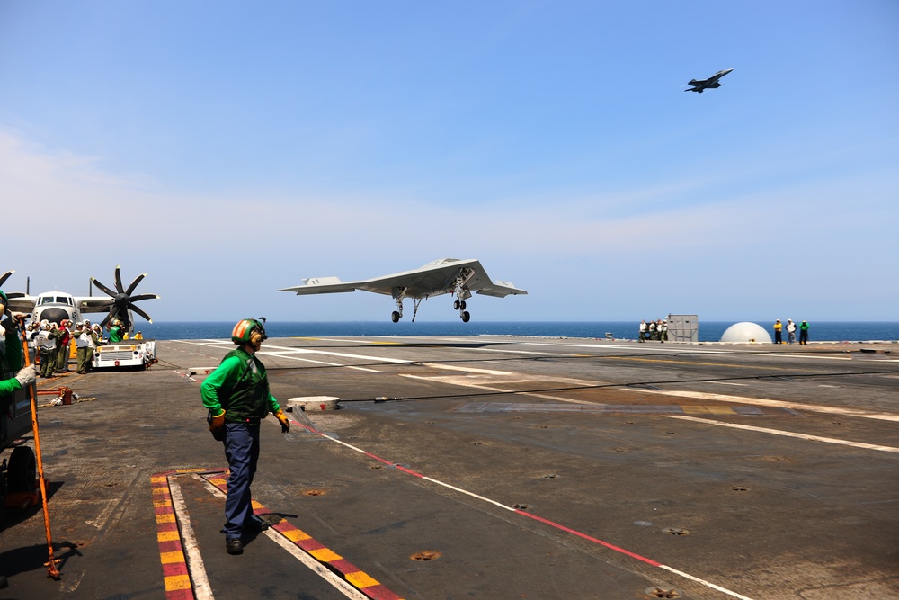 X-47 UCAS demonstrator completes arrested landing at sea