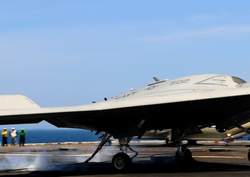 X-47 UCAS demonstrator completes arrested landing at sea