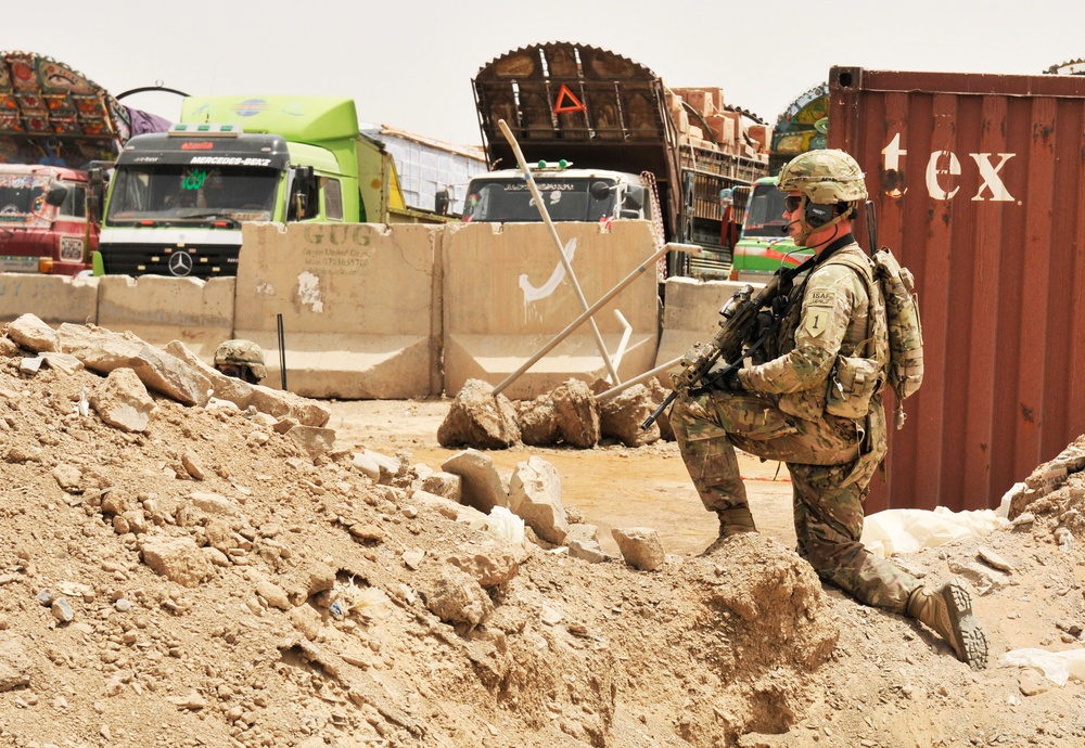 New regional commander views border crossing