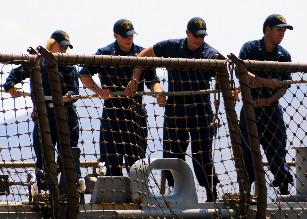 USS Gonzalez (DDG 66) visits Greece