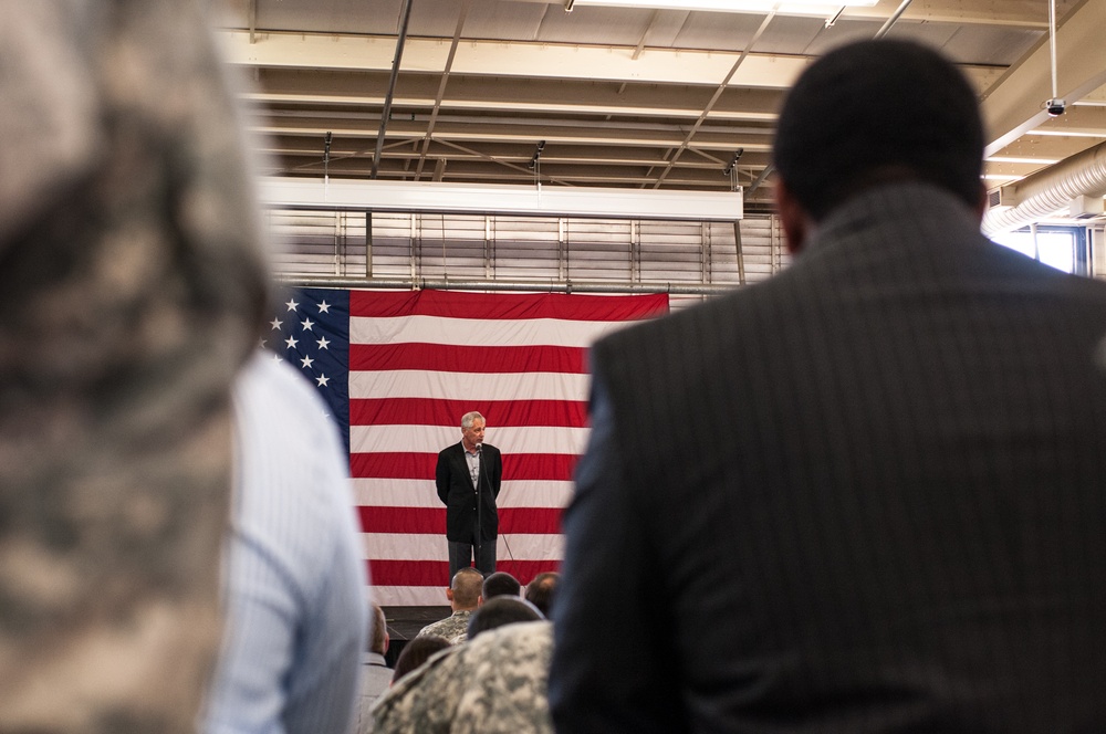 Defense Secretary Hagel visits Fort Bragg and Pope Army Airfield