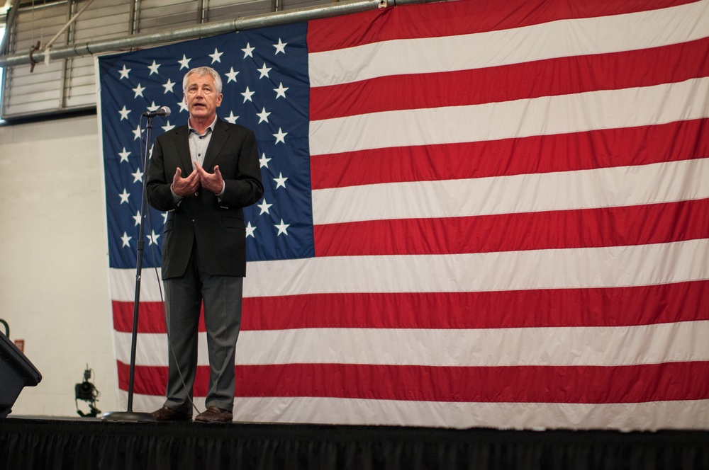 Defense Secretary Hagel visits Fort Bragg and Pope Army Airfield