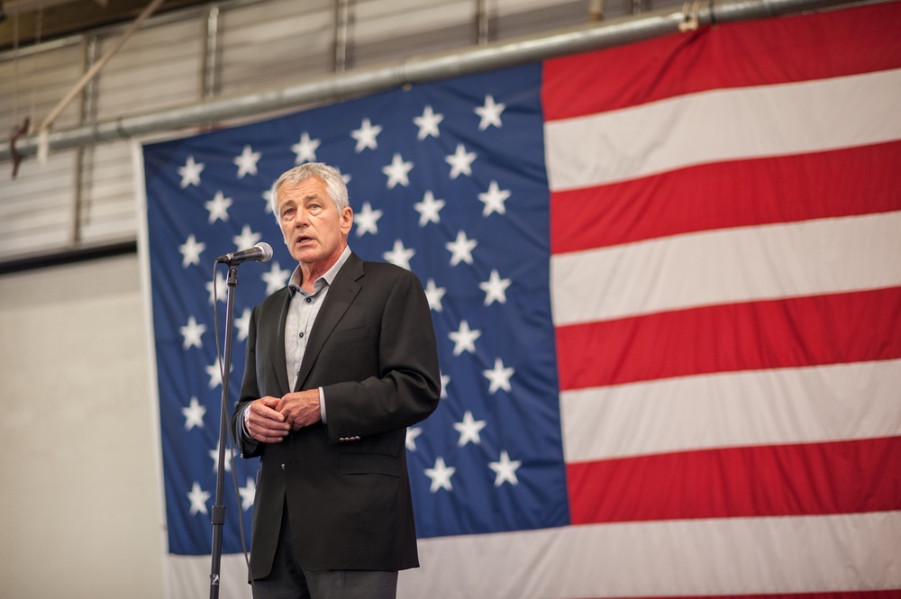 Defense Secretary Hagel visits Fort Bragg and Pope Army Airfield