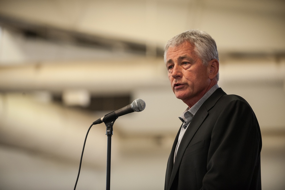 Defense Secretary Hagel visits Fort Bragg and Pope Army Airfield